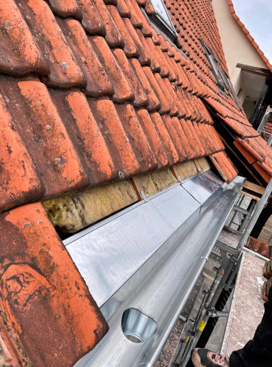 Intervention de couvreur : toit avant traitement